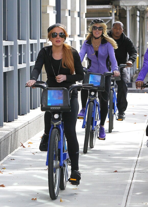 Lindsay Lohan et sa mère Dina Lohan se promènent à velo dans les rues de New York. Le 8 octobre 2013.