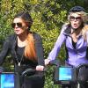 Lindsay Lohan et sa maman Dina se promènent à velo dans les rues de New York. Le 8 octobre 2013.
