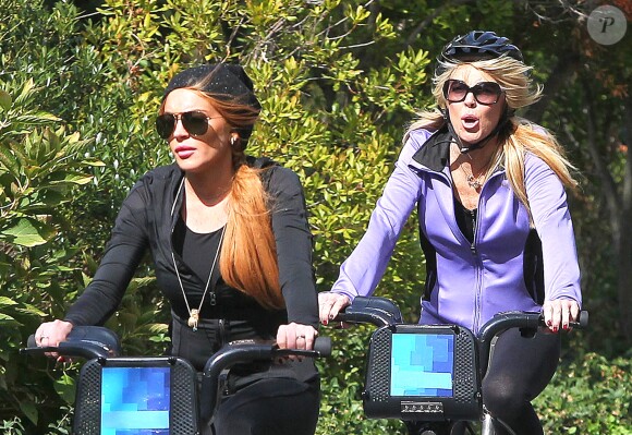Lindsay Lohan et sa maman Dina se promènent à velo dans les rues de New York. Le 8 octobre 2013.
