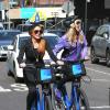 Lindsay Lohan et sa mère Dina se promènent à velo dans les rues de New York. Le 8 octobre 2013.