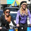 Lindsay Lohan et sa mère Dina se promènent à velo dans les rues de New York. Le 8 octobre 2013.