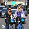 Lindsay Lohan et sa mère Dina se promènent à velo dans les rues de New York. Le 8 octobre 2013.