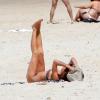 Alice Dellal ne chôme pas, même à la plage ! Elle profite du soleil à Rio le 10 octobre 2013 en faisant quelques exercices