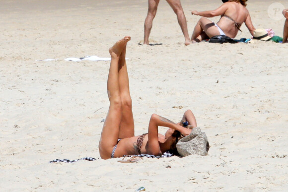 Alice Dellal ne chôme pas, même à la plage ! Elle profite du soleil à Rio le 10 octobre 2013 en faisant quelques exercices