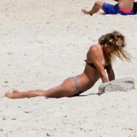 Alice Dellal : Seule à la plage, elle travaille sa souplesse en bikini...