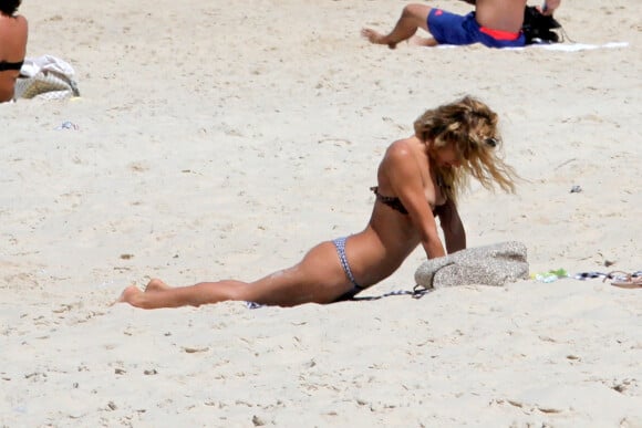 Alice Dellal profite de la plage à Rio le 10 octobre 2013