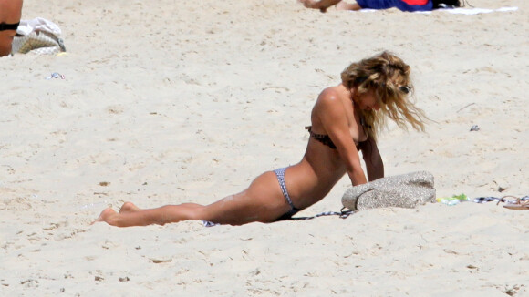 Alice Dellal : Seule à la plage, elle travaille sa souplesse en bikini...