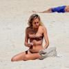 La it-girl Alice Dellal profite de la plage à Rio le 10 octobre 2013
