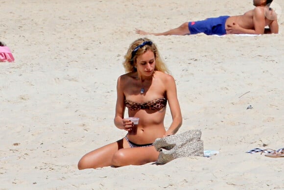 La it-girl Alice Dellal profite de la plage à Rio le 10 octobre 2013