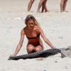 Alice Dellal profite de la plage à Rio le 10 octobre 2013
