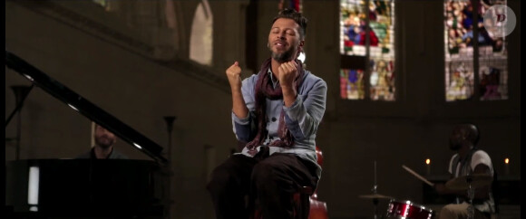 Christophe Maé dans son clip, "La poupée", dévoilé le 10 octobre 2013.