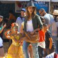 Jessica Alba emmène ses filles Honor et Haven au "Mr. Bones Pumpkin Patch" à West Hollywood, le 12 octobre 2013.