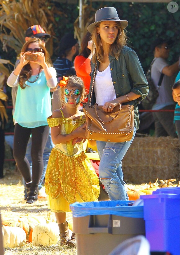 Jessica Alba emmène ses filles Honor et Haven au "Mr. Bones Pumpkin Patch" à West Hollywood, le 12 octobre 2013.