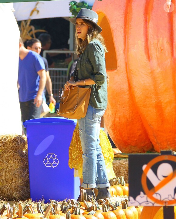 Jessica Alba emmène ses filles Honor et Haven au "Mr. Bones Pumpkin Patch" à West Hollywood, le 12 octobre 2013.