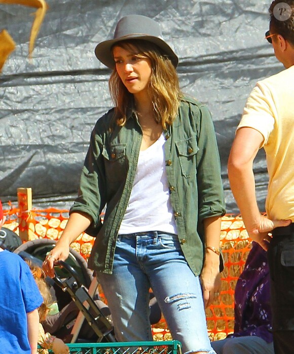 Jessica Alba emmène ses filles Honor et Haven au "Mr. Bones Pumpkin Patch" à West Hollywood, le 12 octobre 2013.