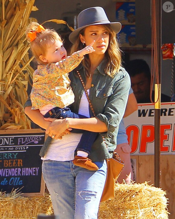 Jessica Alba emmène ses filles Honor et Haven au "Mr. Bones Pumpkin Patch" à West Hollywood, le 12 octobre 2013.