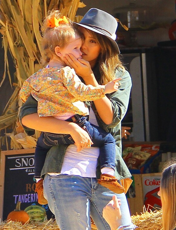 Jessica Alba avec sa fille Haven au "Mr. Bones Pumpkin Patch" à West Hollywood, le 12 octobre 2013.