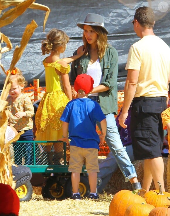 Jessica Alba emmène ses filles Honor et Haven au "Mr. Bones Pumpkin Patch" à West Hollywood, le 12 octobre 2013.