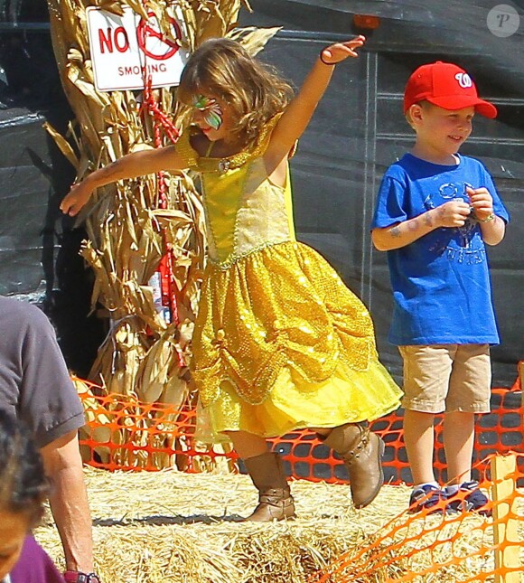 Jessica Alba emmène ses filles Honor et Haven au "Mr. Bones Pumpkin Patch" à West Hollywood, le 12 octobre 2013.