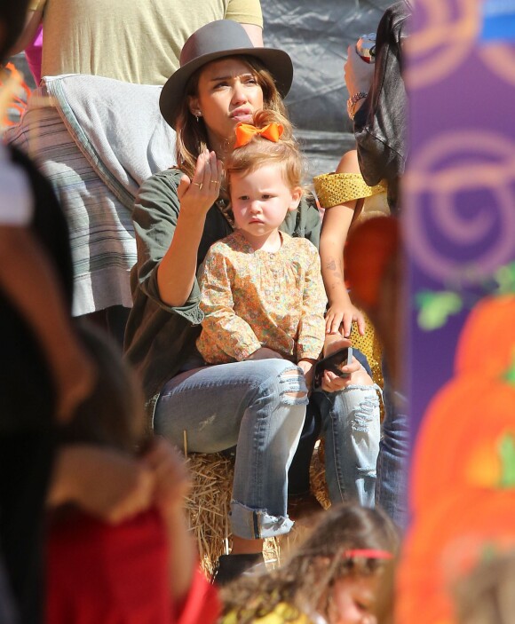 Jessica Alba sa fille Haven au "Mr. Bones Pumpkin Patch" à West Hollywood, le 12 octobre 2013.