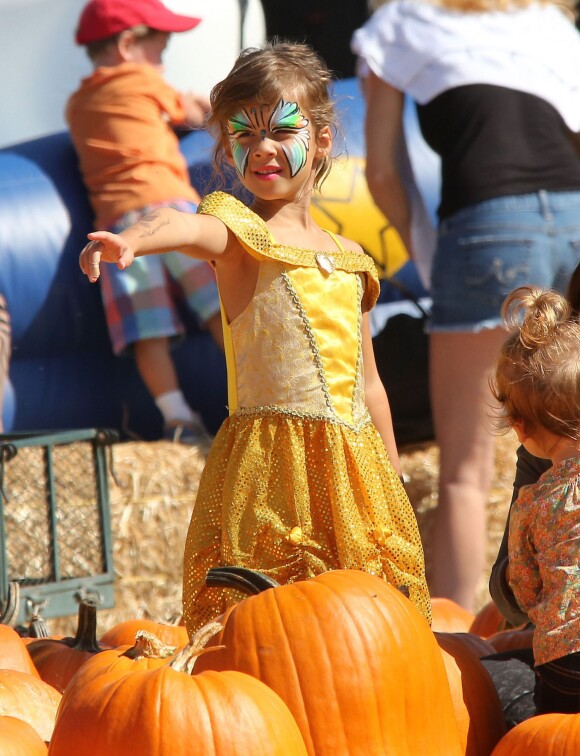 Jessica Alba emmène ses filles Honor et Haven au "Mr. Bones Pumpkin Patch" à West Hollywood, le 12 octobre 2013.