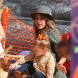Jessica Alba emmène ses filles Honor et Haven au "Mr. Bones Pumpkin Patch" à West Hollywood, le 12 octobre 2013.