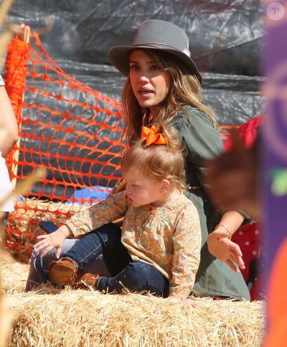Jessica Alba emmène ses filles Honor et Haven au "Mr. Bones Pumpkin Patch" à West Hollywood, le 12 octobre 2013.