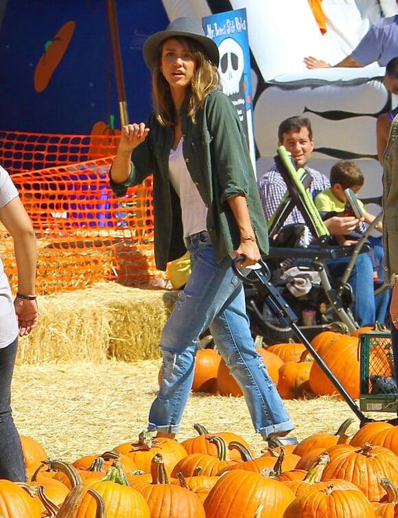Jessica Alba emmène ses filles Honor et Haven au "Mr. Bones Pumpkin Patch" à West Hollywood, le 12 octobre 2013.