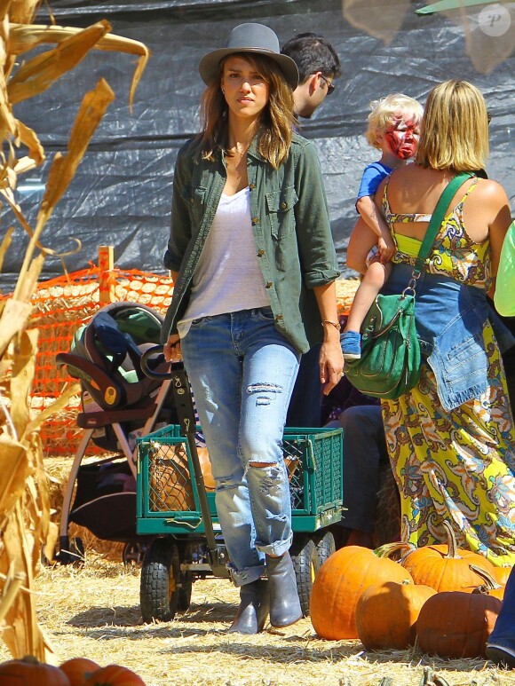 Jessica Alba emmène ses filles Honor et Haven au "Mr. Bones Pumpkin Patch" à West Hollywood, le 12 octobre 2013.