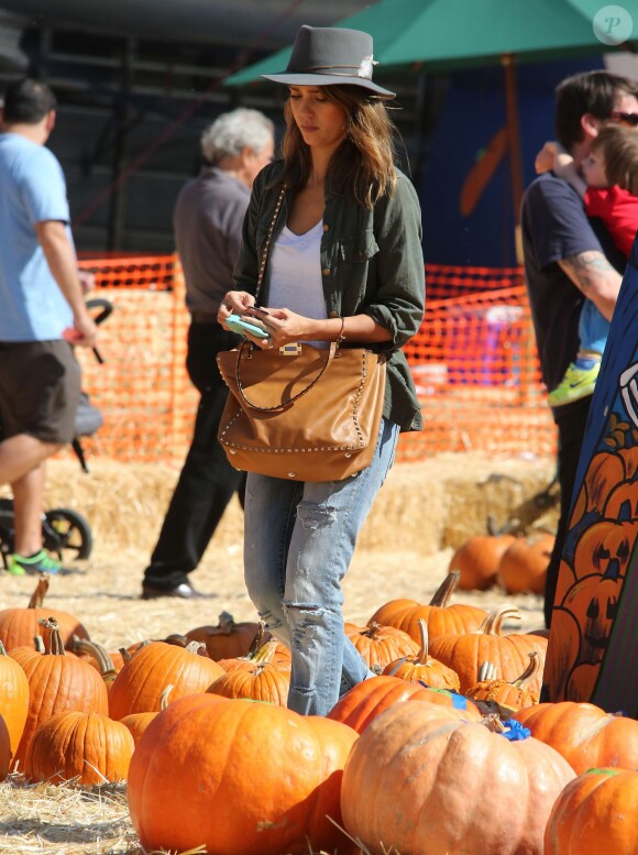 Jessica Alba emmène ses filles Honor et Haven au "Mr. Bones Pumpkin Patch" à West Hollywood, le 12 octobre 2013.