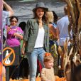 Jessica Alba emmène ses filles Honor et Haven au "Mr. Bones Pumpkin Patch" à West Hollywood, le 12 octobre 2013.