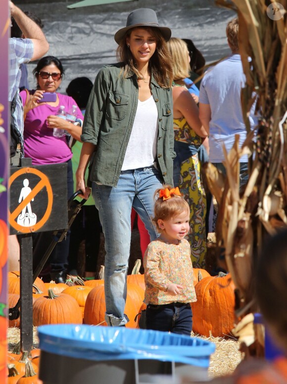 Jessica Alba emmène ses filles Honor et Haven au "Mr. Bones Pumpkin Patch" à West Hollywood, le 12 octobre 2013.