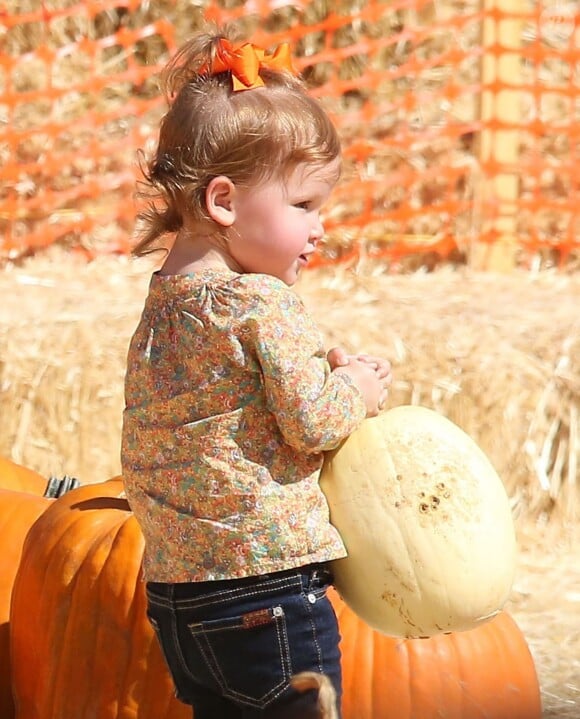 Jessica Alba emmène ses filles Honor et Haven au "Mr. Bones Pumpkin Patch" à West Hollywood, le 12 octobre 2013.