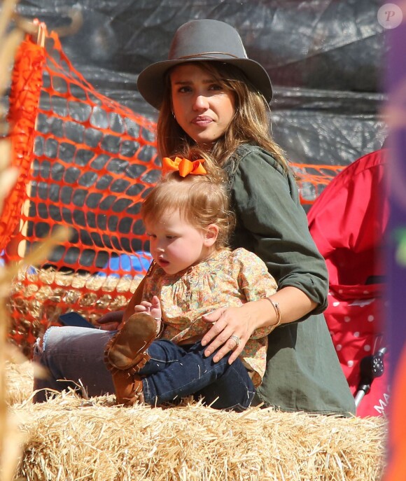 Jessica Alba emmène ses filles Honor et Haven au "Mr. Bones Pumpkin Patch" à West Hollywood, le 12 octobre 2013.