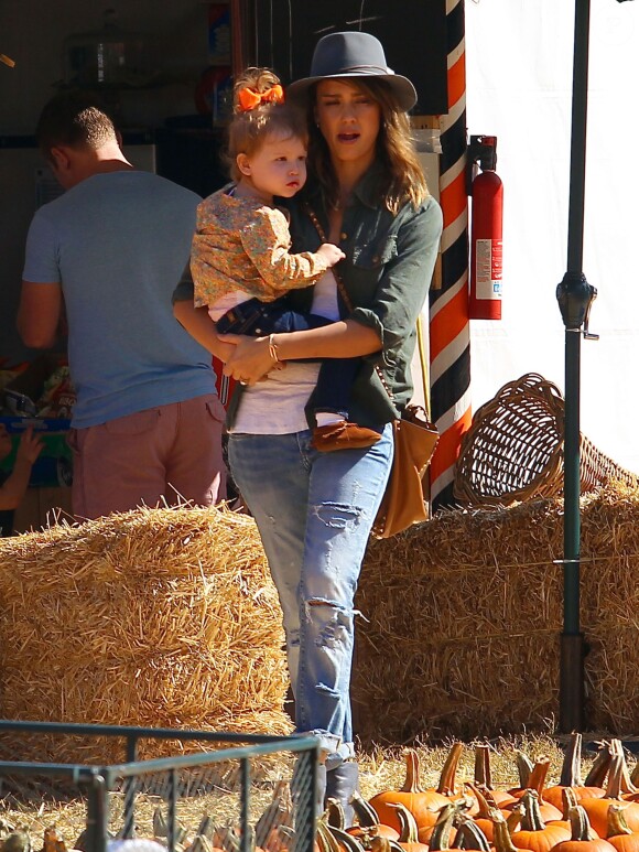 Jessica Alba emmène ses filles Honor et Haven au "Mr. Bones Pumpkin Patch" à West Hollywood, le 12 octobre 2013.