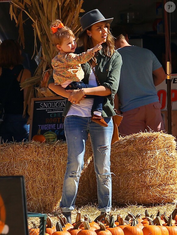 Jessica Alba emmène ses filles Honor et Haven au "Mr. Bones Pumpkin Patch" à West Hollywood, le 12 octobre 2013.