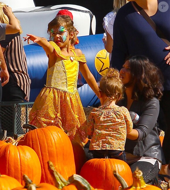 Jessica Alba emmène ses filles Honor et Haven au "Mr. Bones Pumpkin Patch" à West Hollywood, le 12 octobre 2013.