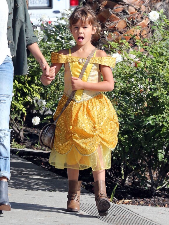 Jessica Alba emmène ses filles Honor et Haven au "Mr. Bones Pumpkin Patch" à West Hollywood, le 12 octobre 2013.