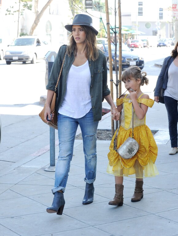 Jessica Alba et ses filles Honor and Haven àLos Angeles, le 12 octobre 2013.