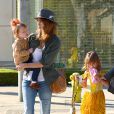 Jessica Alba emmène ses filles Honor et Haven petit-déjeuner au Pain Quotidien, le 12 octobre 2013.