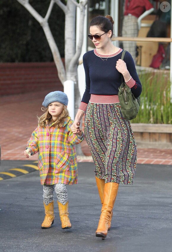 Michelle Monaghan et sa fille Willow Katherine White dans les rues de West Hollywood, le 18 décembre 2012