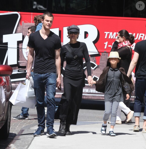 Meg Ryan, avec ses enfants Jack et Daisy à New York le 12 mai 2013