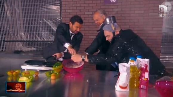 Gérard Louvin perd son sang froid après un happening dans le prime "Touche pas à mes parodies" diffusé le jeudi 10 octobre 2013 sur D8.