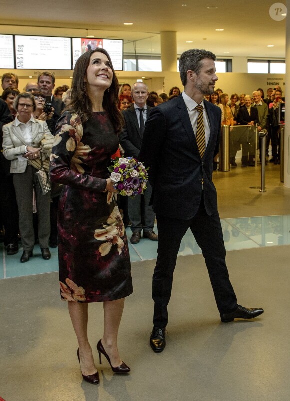 Le prince Frederik et la princesse Mary assistaient à l'inauguration par la reine Margrethe II de Danemark et le prince Henrik de l'exposition ''Pas de deux royal - Une rencontre artistique'' à Aarhus le 11 octobre 2013.
