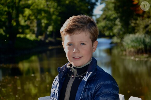 Quel poseur ! Le prince Christian de Danemark pris en photo pour ses 8 ans, le 15 octobre 2013, par sa mère la princesse Mary.