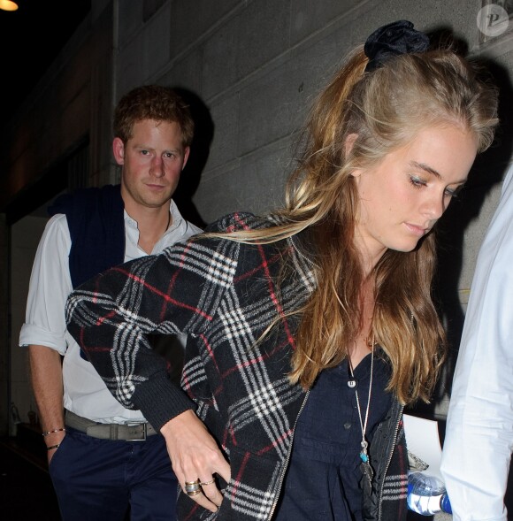 Le prince Harry et sa girlfriend Cressida Bonas à Londres le 1er octobre 2013 après une représentation du musical A Book of Mormon.