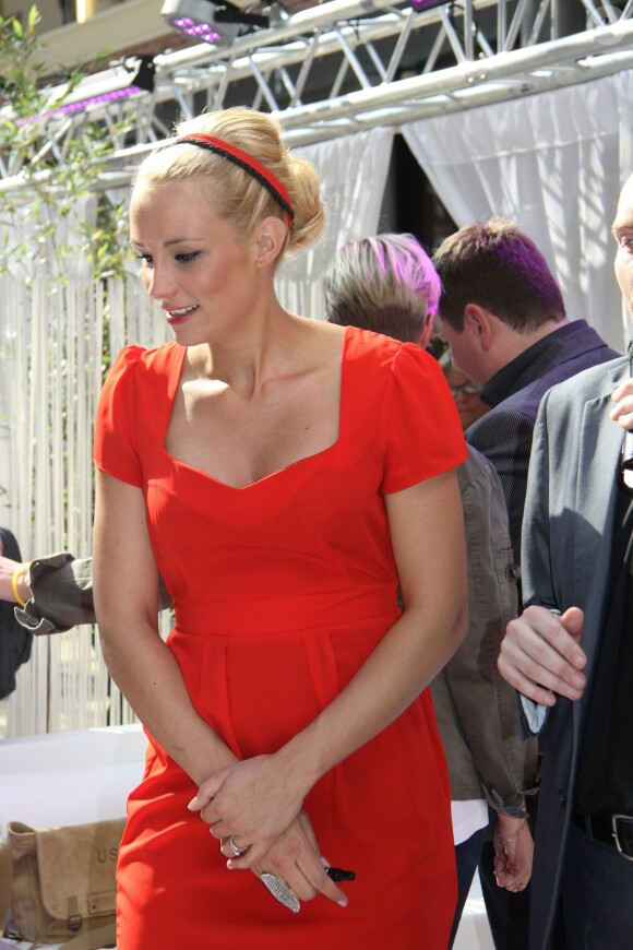 Exclusif - Elodie Gossuin, enceinte, à la galerie "Auchan Englos" dans le Nord pour une séance de relooking gratuit, le 29 mai 2013.