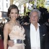 Alain Delon et Marine Lorphelin, Miss France 2013, montent les marches du Festival de Cannes pour la cérémonie de clôture, le dimanche 26 mai 2013.