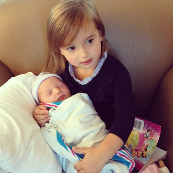 La petite fille d'Ivanka Trump tenant son petit frère dans les bras, le 14 octobre 2013.