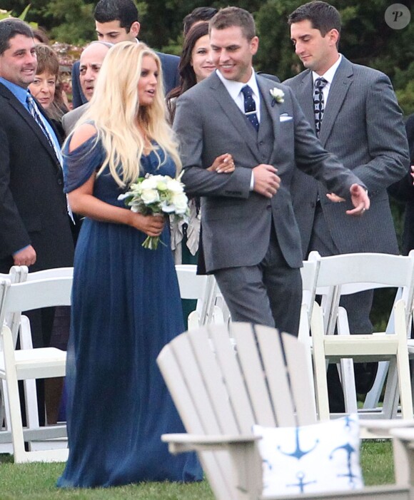 Exclusif - Jessica Simpson, superbe dans sa robe bleue de demoiselle d'honneur au mariage de son agent Lauren Auslander, à Rhode Island le 11 octobre 2013